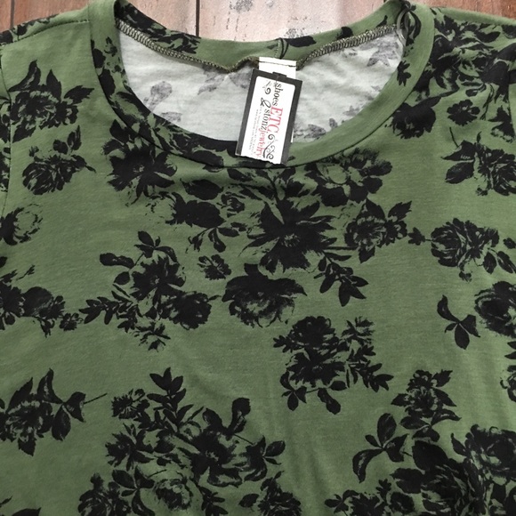 NWT Olive Green & Black Floral Print Tee Small - Picture 2 of 4